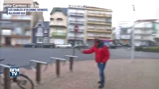 Cet homme peine à tenir debout tant le vent souffle -BFM TV