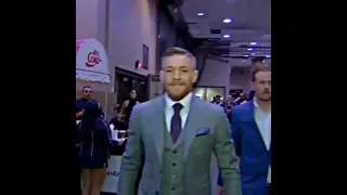 Connor McGregor marche en costume