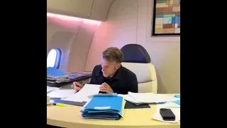 Emmanuel Macron travaille dans son avion privé
