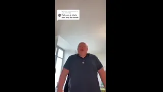 Homme qui crie AAAAAH