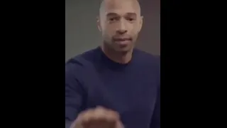 Thierry Henry toque et pointe sa montre
