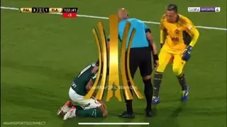 Arbitre touche un joueur de foot qui simule