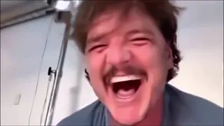 Pedro Pascal rit puis pleure