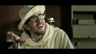 Kémar rigole à une blague