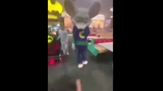 Mascotte souris qui danse