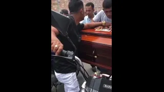 Pleure sur un cercueil avec le bruit d'une moto
