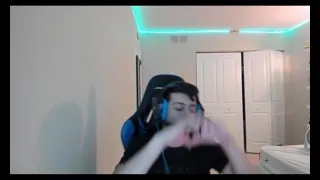 Gamer qui chante et danse